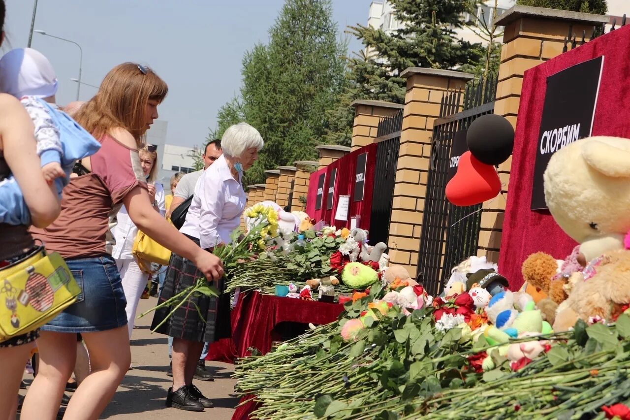 Сколько погибших в школе. Город Казань школа 175 трагедия. Родители погибших в Казани. Родители погибших детей в Ижевской школе.