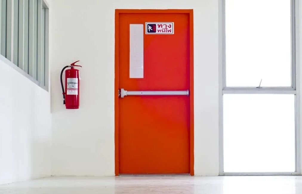 Как открываются двери по пожарной безопасности. Fire Door. Fire rated Doors. Fire Door closing иконка. Стеклянные двери на путях эвакуации требования.