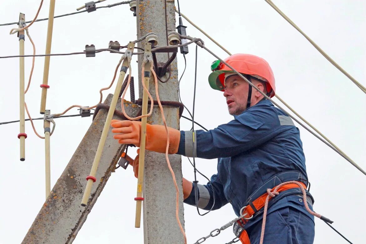 Профессия электромонтажник. Электрик монтажник. Работа в электросетях. Плановое отключение электроэнергии. Электромонтажник электрических сетей и электрооборудования.