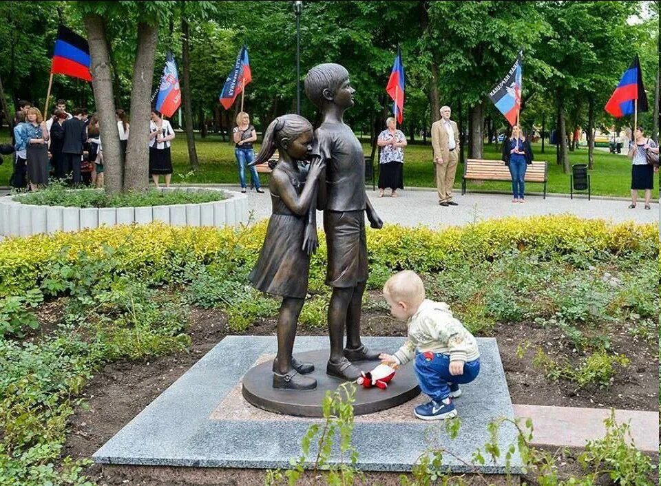 Мальчик закрыл сестренку. Монумент на аллее ангелов в Донецке. Парк Ленинского Комсомола Донецк памятник детям. Памятник детям Донбасса детям войны. Аллея ангелов в Донецке памятник детям.