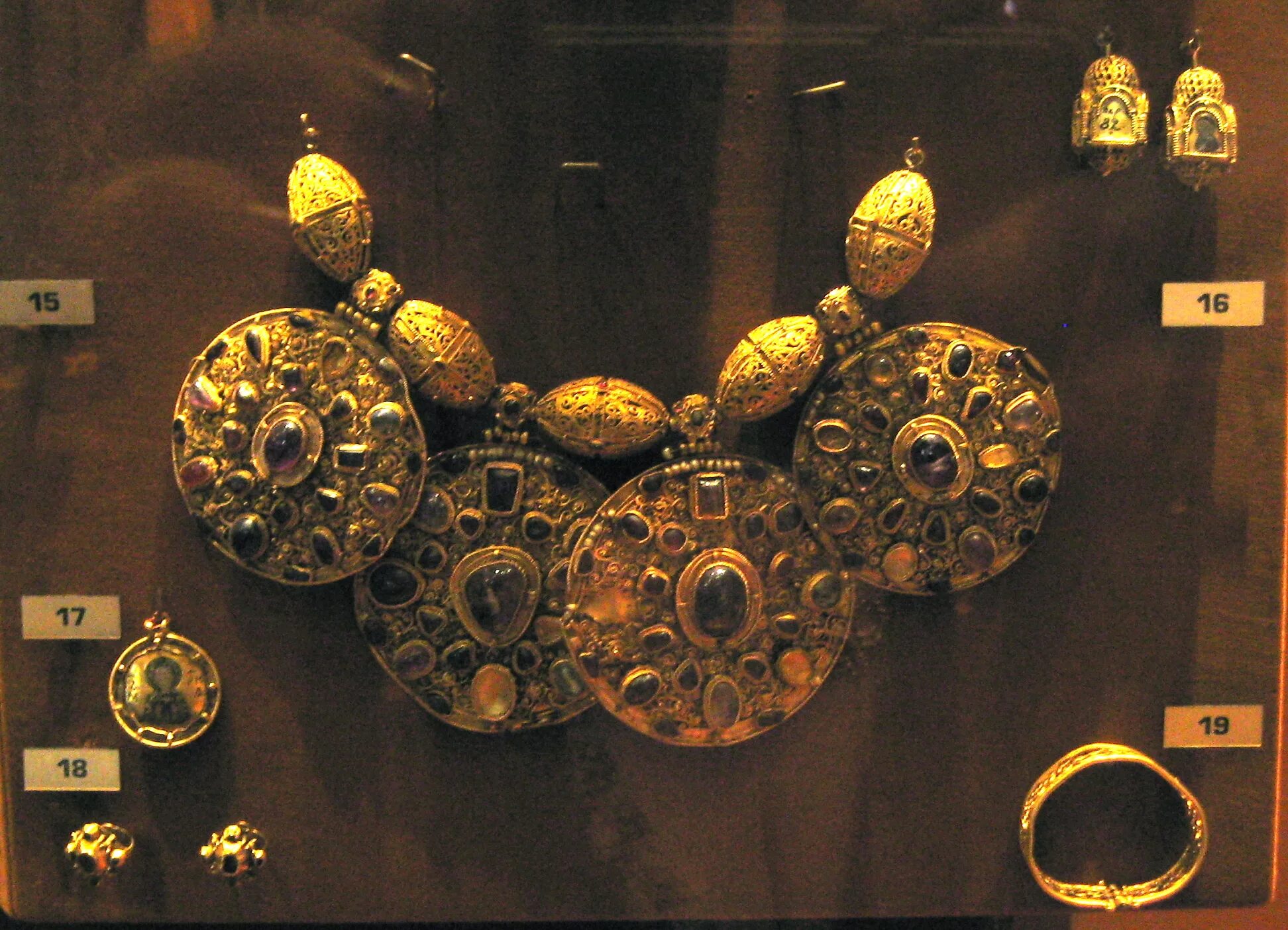 коронетки это. сокровища императора 12. новочеркасский клад курган хохлач. королевские украшения лувр. золотой трон.