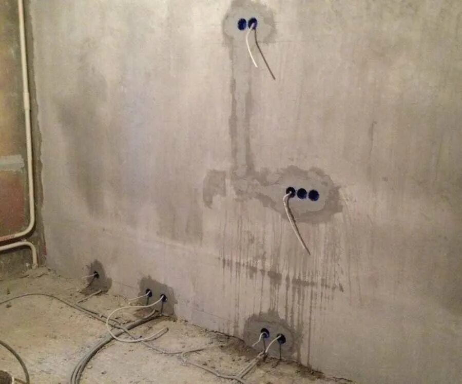 Штробленный пол. Штробление стен под кабель для розеток. Электромонтаж штробление. Монтаж скрытой электропроводки. Электропроводка в ванной комнате.