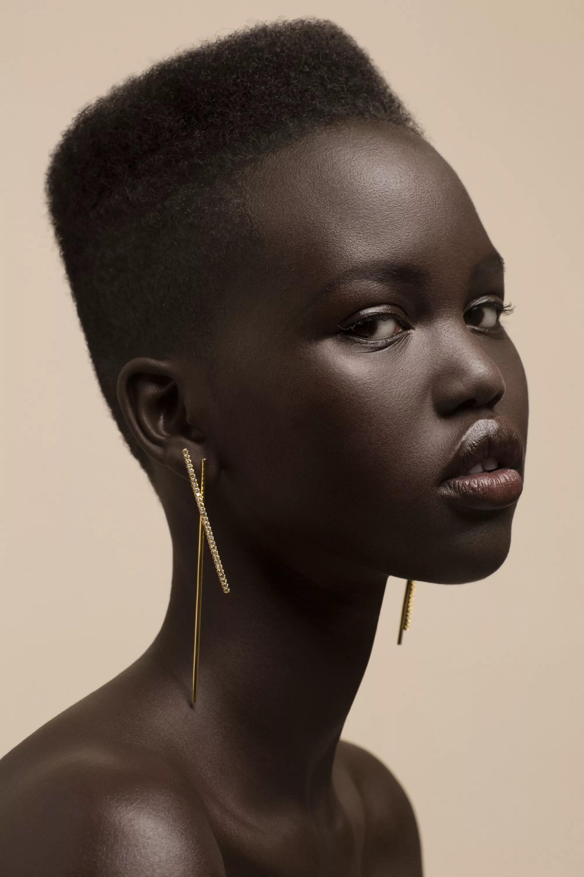 Женщина в черном. Портрет темнокожей девушки. Красивые черные женщины. Афроамериканцы женщины