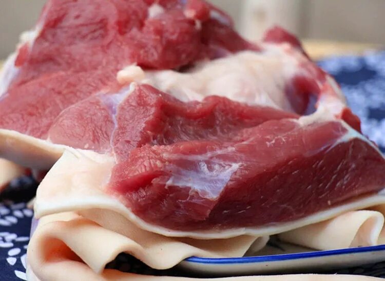 бедро куриное. филе куриное без кости 2. отрубленная свиная голова. коже без мяса. филе окорочка без кости на коже.