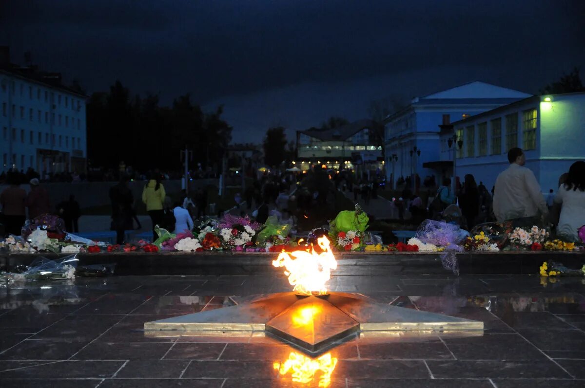 Рп5 людиново. Вечный огонь Людиново. Город Людиново вечный огонь. Людиново Брянская область. День города города Людиново Калужская область.