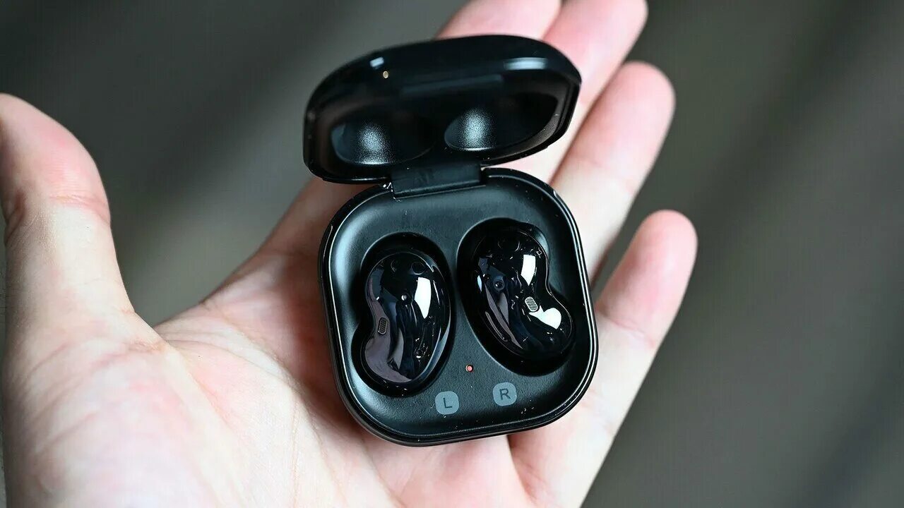 Tws galaxy buds. Samsung Galaxy Buds Live черный (SM-r180n). Samsung Galaxy Buds Live. Наушники Samsung Galaxy Buds Live. Наушники Samsung Galaxy Buds Live черный (SM-r180nzkaser).