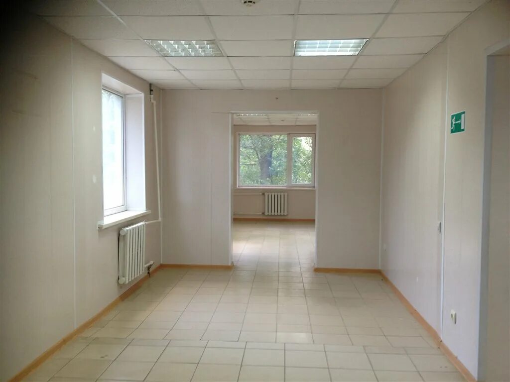 Пустое помещение под магазин. Коммерческое помещение маленький. Помещение офис пустой. Арендовать маленькое помещение. Небольшое помещение.