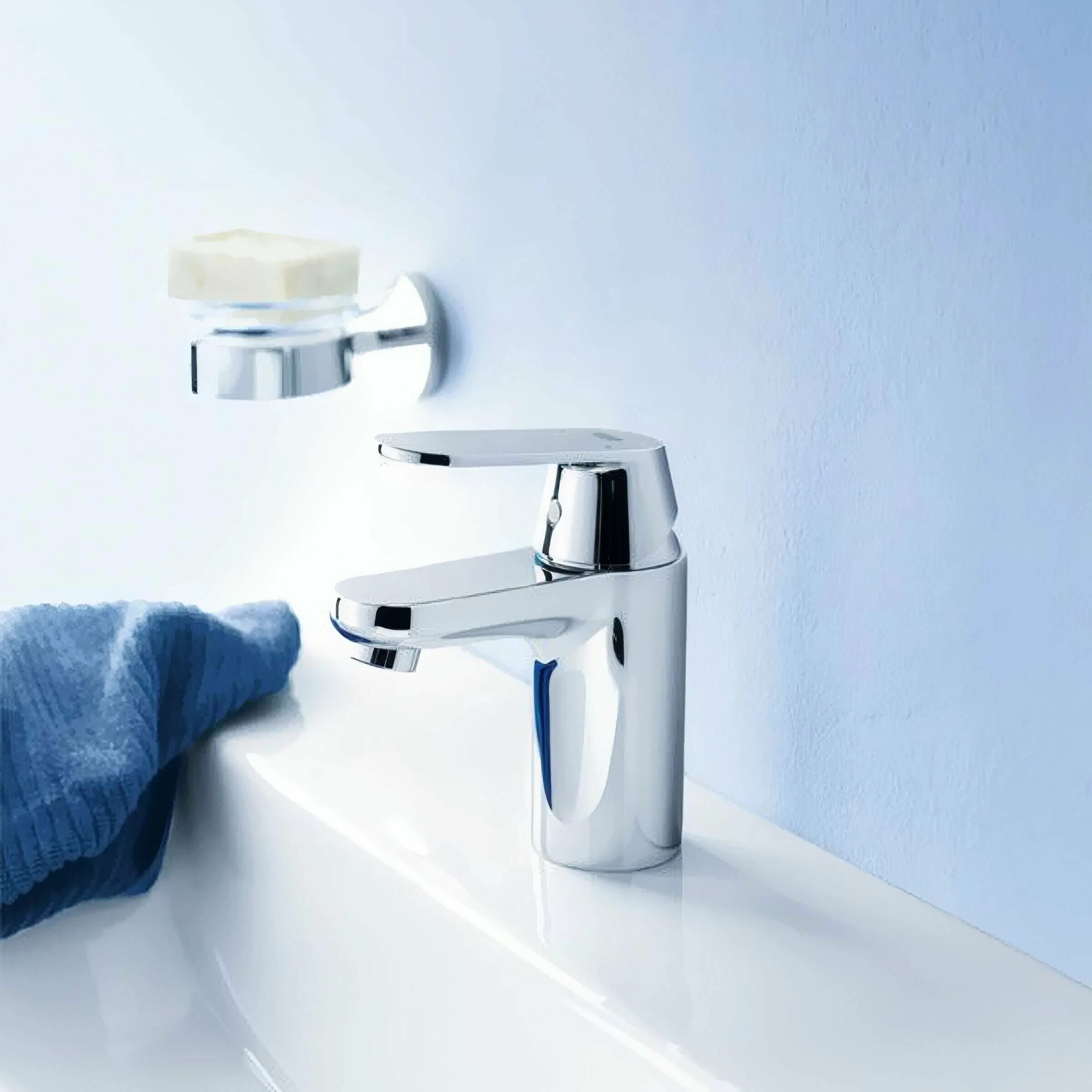 Смеситель снизу. Grohe Eurosmart 32824000. Grohe Eurosmart Cosmopolitan. Смеситель для кухни Grohe Eurosmart Cosmopolitan. Грое Евросмарт смеситель для ванной.