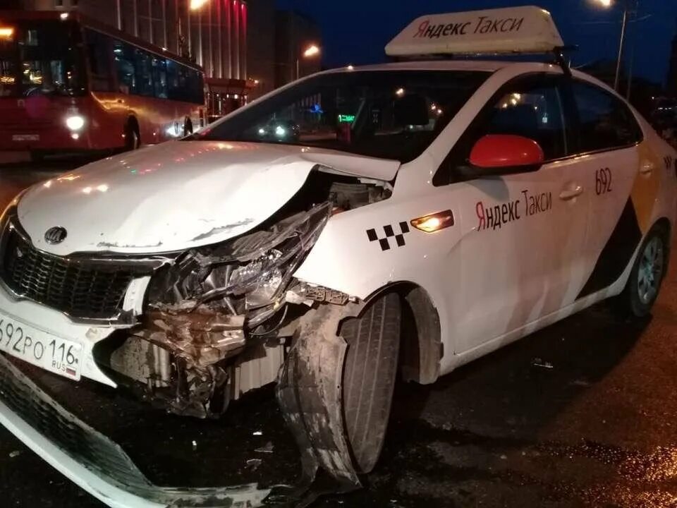 Киа Оптима такси авария. Таксист разбил