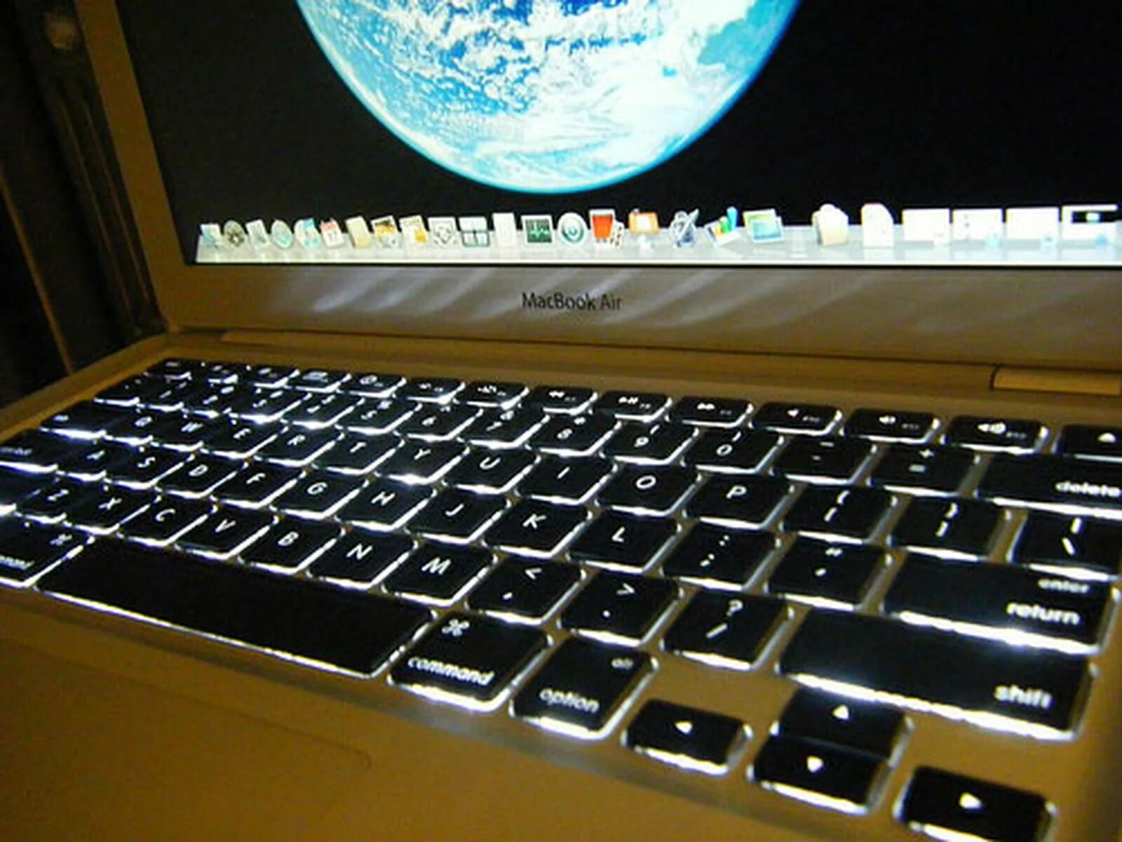 Как включить подсветку на клавиатуре макбук. Macbook air m2 подсветка клавиатуры. подсветка клавиатуры макбук аир м1. apple macbook air 13 2025 подсветка клавиатуры. подсветка клавиатуры макбук эйр м2.