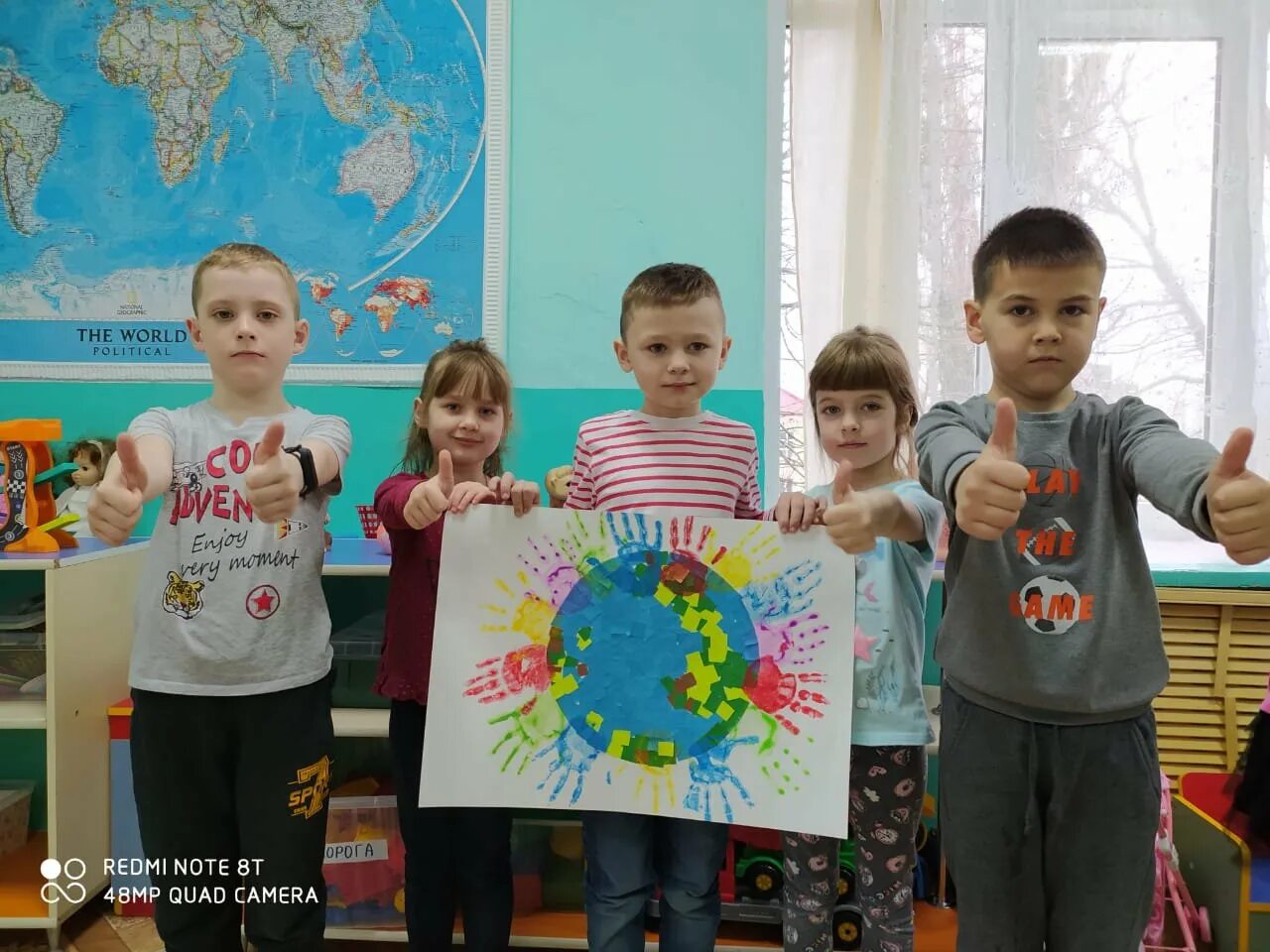 Акция день земли в детском саду. Всемирный день земли фотоотчет в школе 2021. Акция день земли в школе. День земли празднуют в школах. День земли флажки.