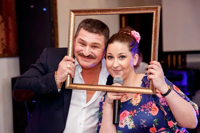 Найти тамаду на юбилей. Тамада на юбилей. с днём рождения тамада. тамада ведущие на юбилей. тамада на юбилей 50 лет мужчине.