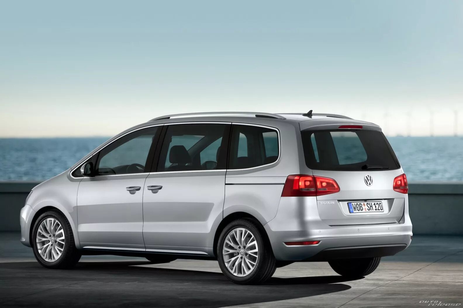 Фольксваген шаран 1 поколение. VW Sharan 2. Фольксваген Шаран 2011. Фольксваген Шаран 2011 года. Volkswagen минивэн Шаран 2.