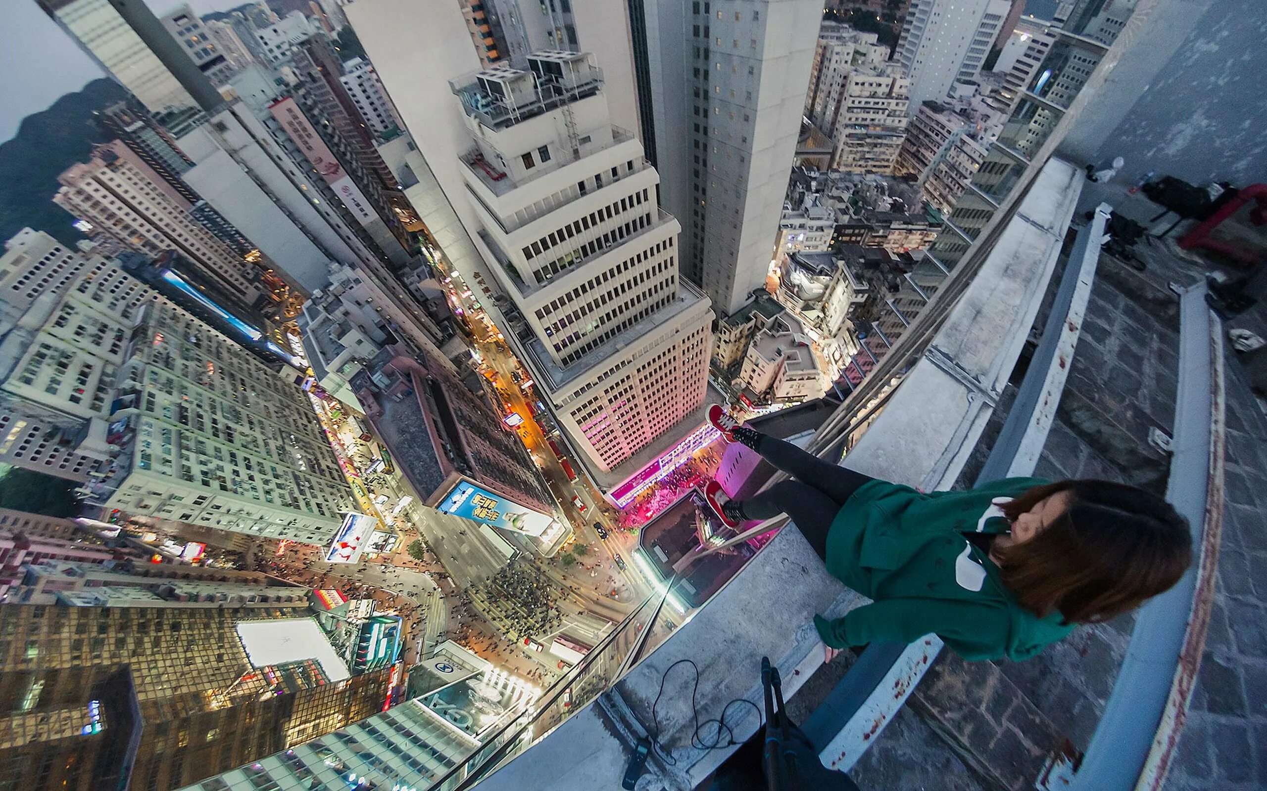 Крыша высотки. Шанхайская башня руфинг. Край крыши. Красивый вид с человеком. Вид с небоскреба.