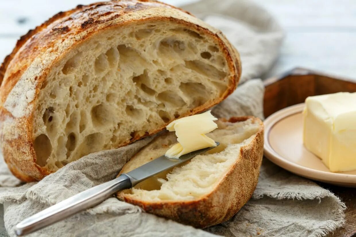 Хлеб с маслом вкусно. Хлеб. Хлеб с маслом. Сливочное масло на хлебе. Хлебушек с маслом.