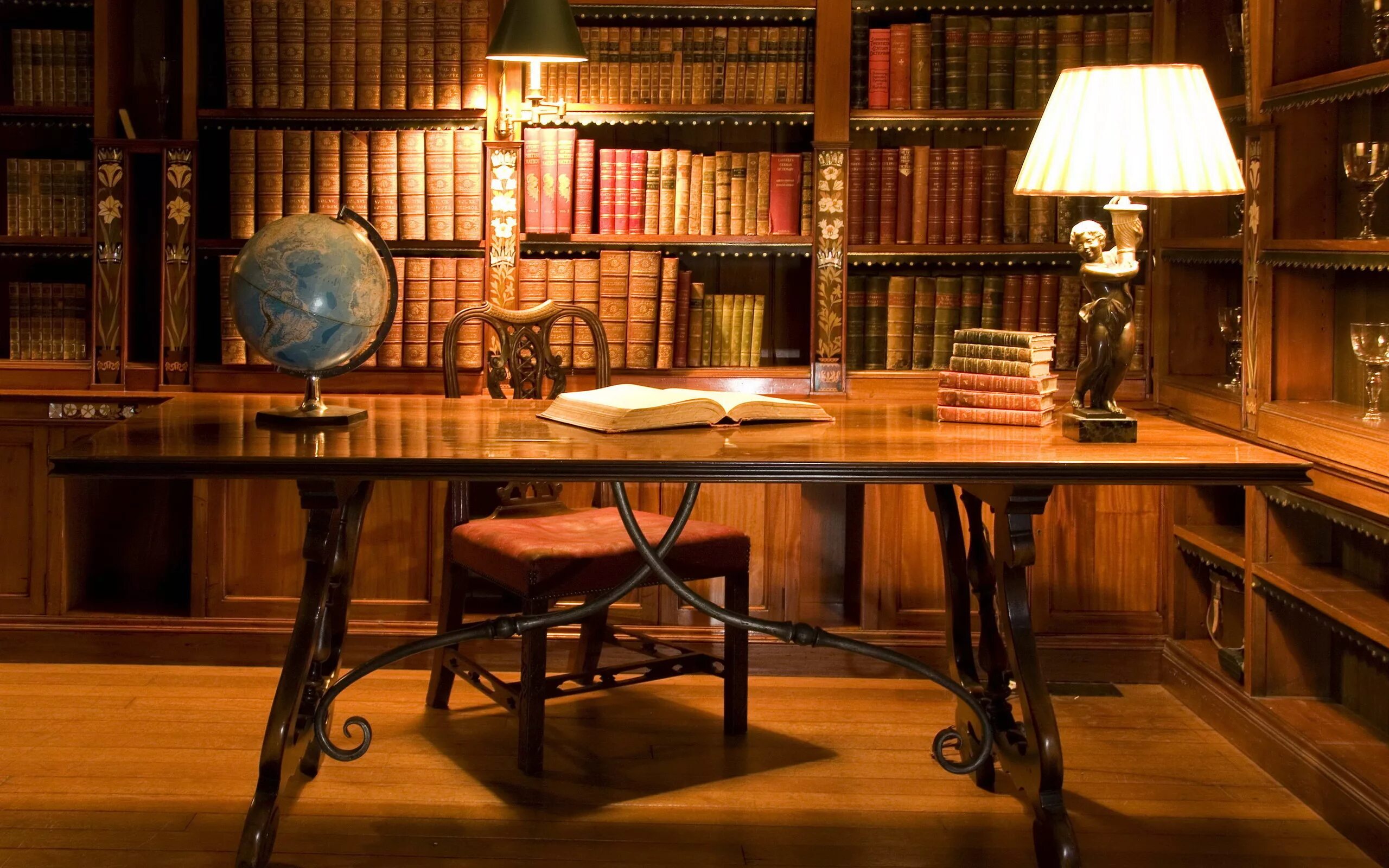 Библиотека рабочий стол. Книжный стол. Библиотека. 100 Лучших книг всех времен и народов. Кабинет в стиле ретро.