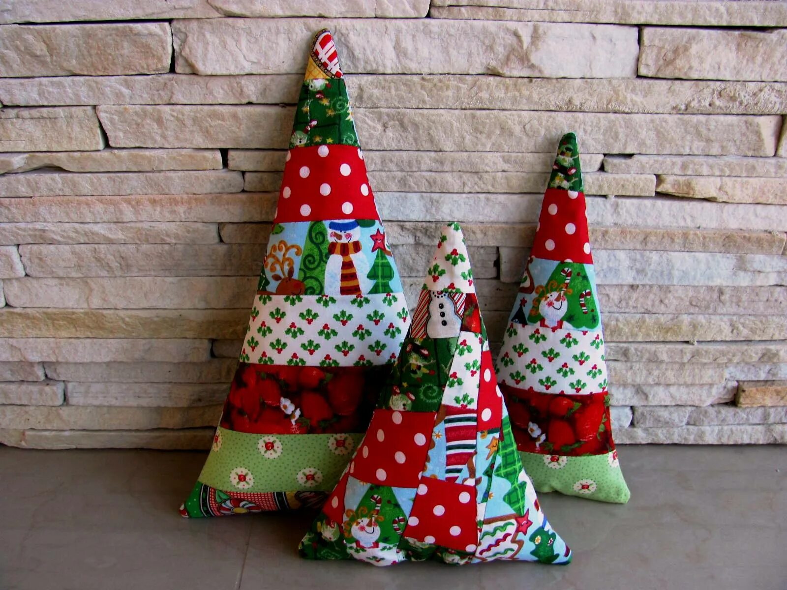 новогодние елки из лоскутков. новогодние прихватки из лоскутков. елочка из лоскутков. елочка из лоскутков. елочка из лоскутков.