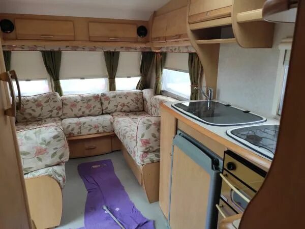 Дачи караван. 2849 Caravan. Караван автодом. Автодом с французской кроватью. Французская кровать в караване.