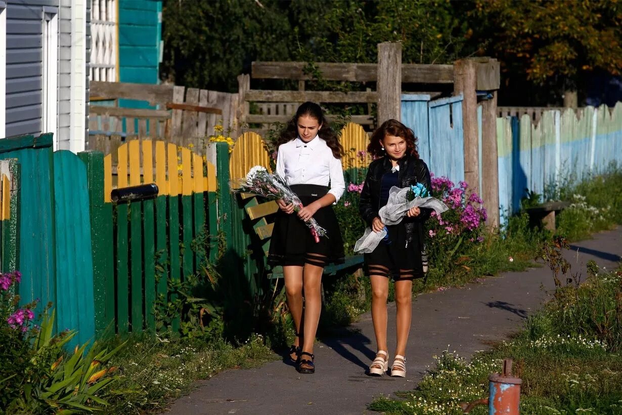 В беларуси можно жить. Деревенские девушки. Современные Деревенские девушки. Девушки глубинки. Российские школы в глубинке.