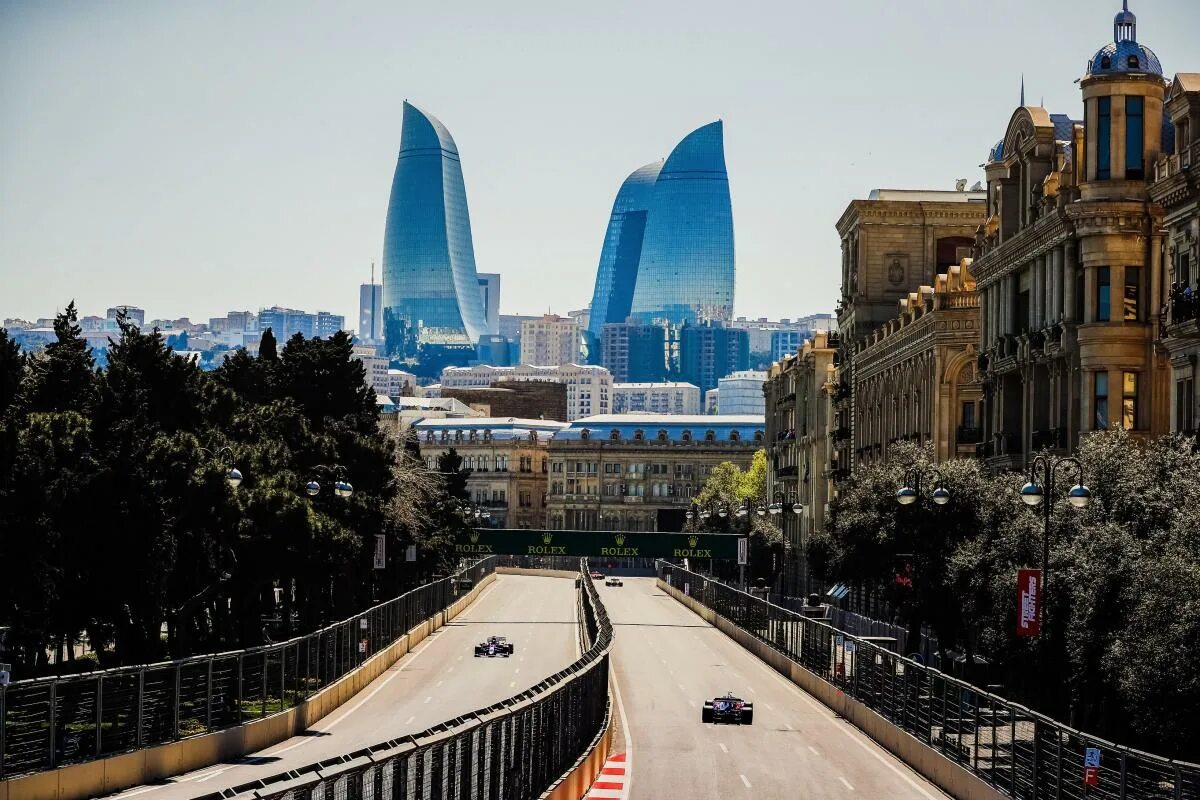 21 баку. F1 baku 2025. баку 2025 город. баку ченнай. панорама баку 2025.
