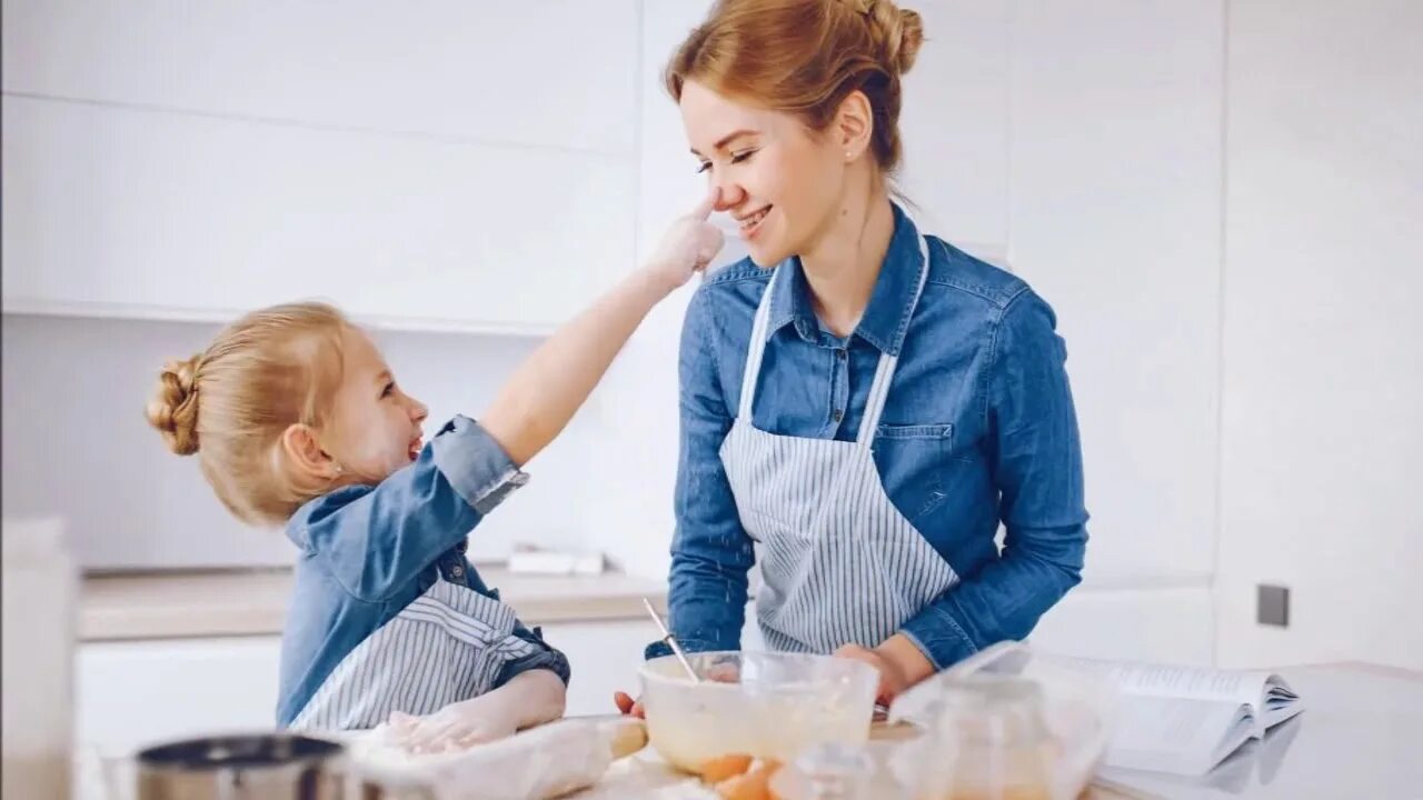 Мама на кухне. Мама с ребенком на кухне. Мама с дочкой готовят на кухне. Фотосессия мама и дочка на кухне. Мама с дочкой на кухне