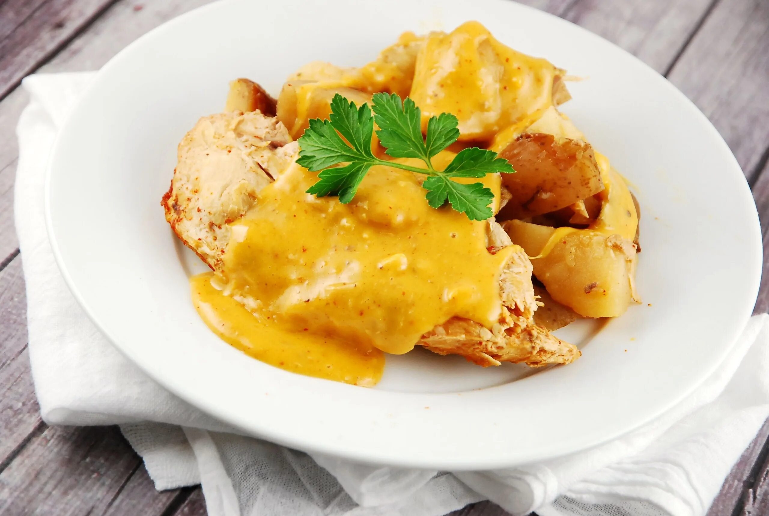 Куриное филе под картофелем. Курица в сырном соусе. филе куриное. картофель с курицей. курица под сырным соусом.