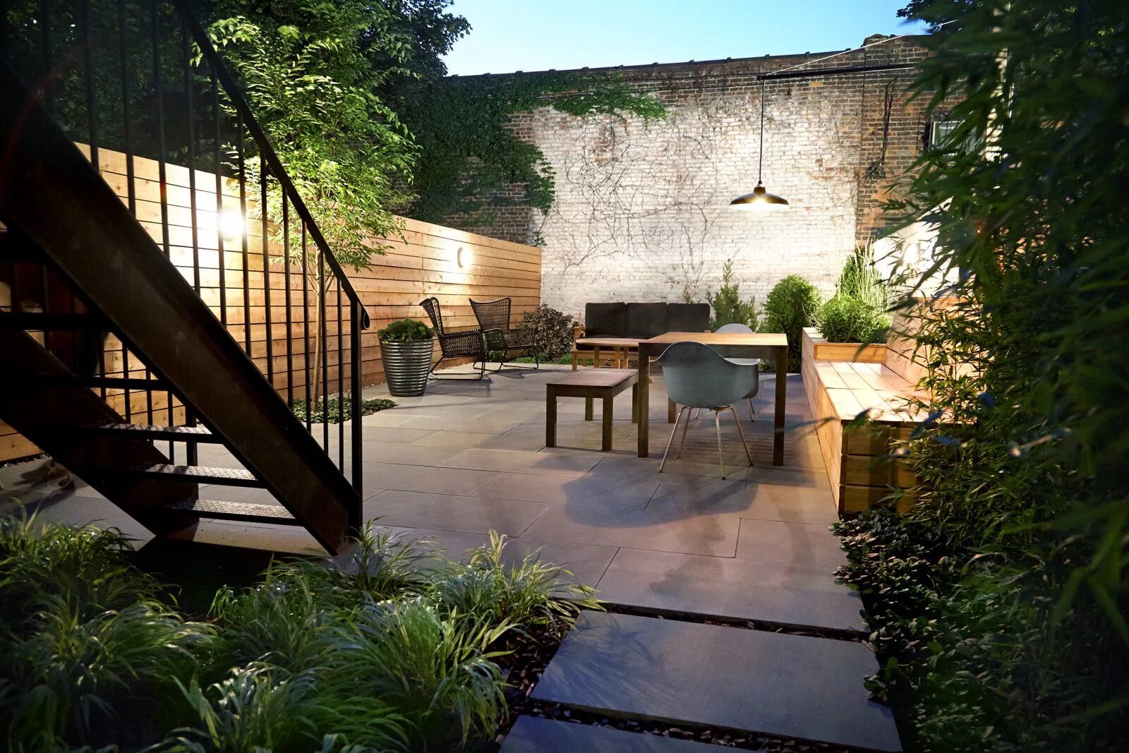 Внутренний дворик частного дома. Подсветка внутреннего дворика. Одноэтажный дом с внутренним двориком. Загородный дом с внутренним двориком. Дом с патио.