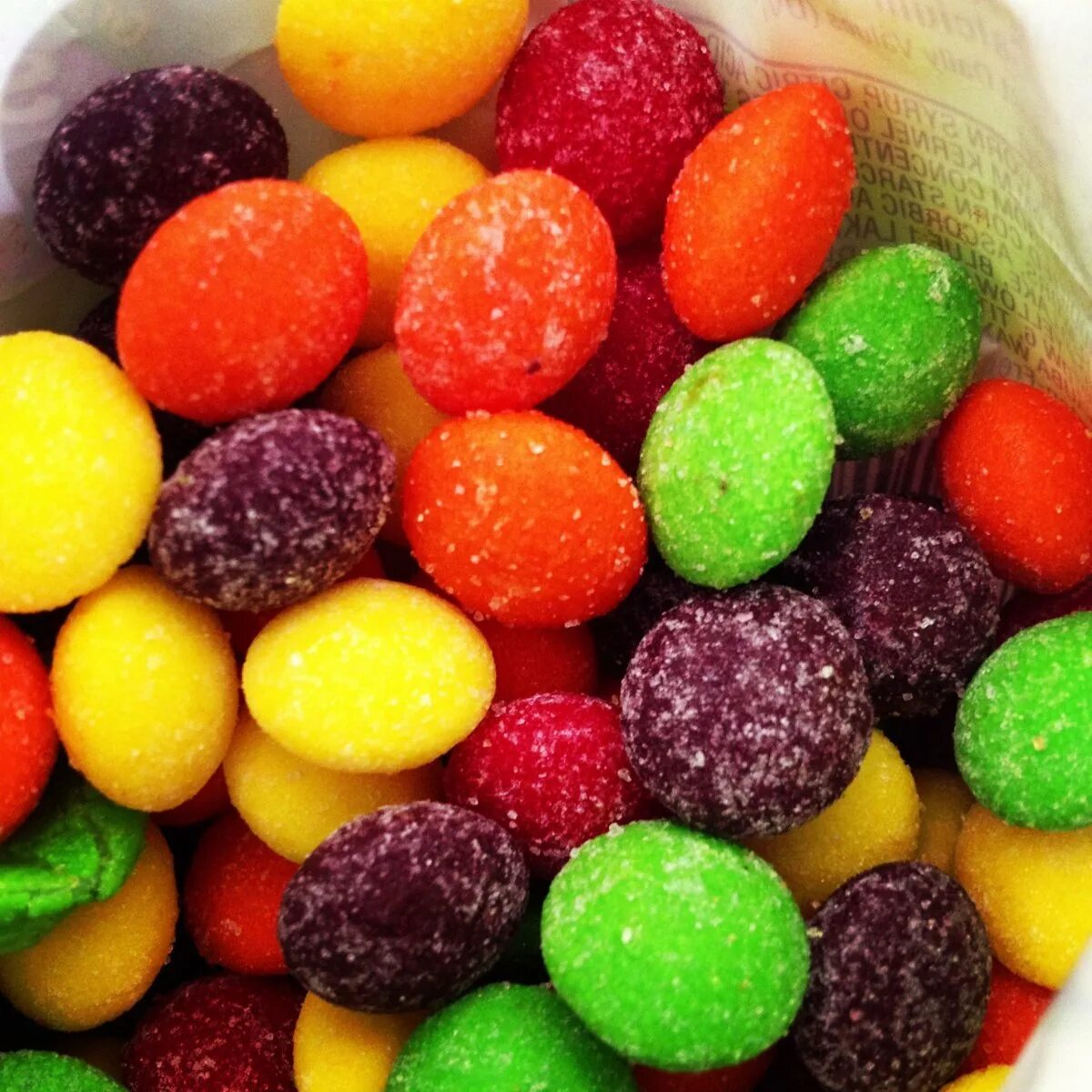 Конфеты разноцветные. Монпансье леденцовое ссср. Skittles с кислой посыпкой. Маленькая круглая конфета. Рошен конфеты сосательные конфеты.