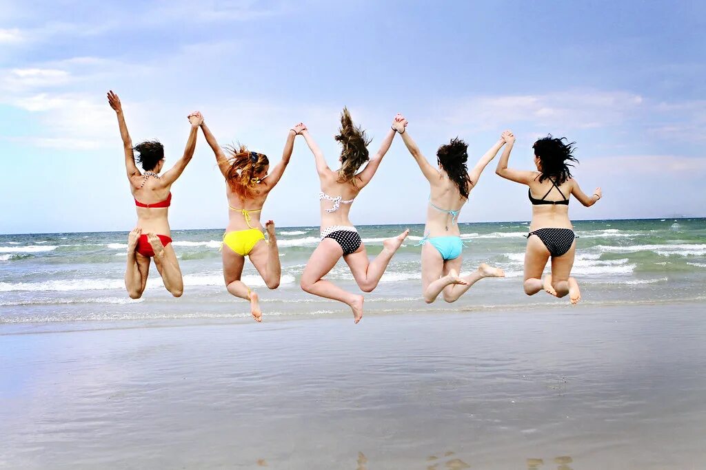 Fun trips. Подружки, пляж и веселье!. Девушки пляж веселье. Компания на пляже. Прыжок в лето.