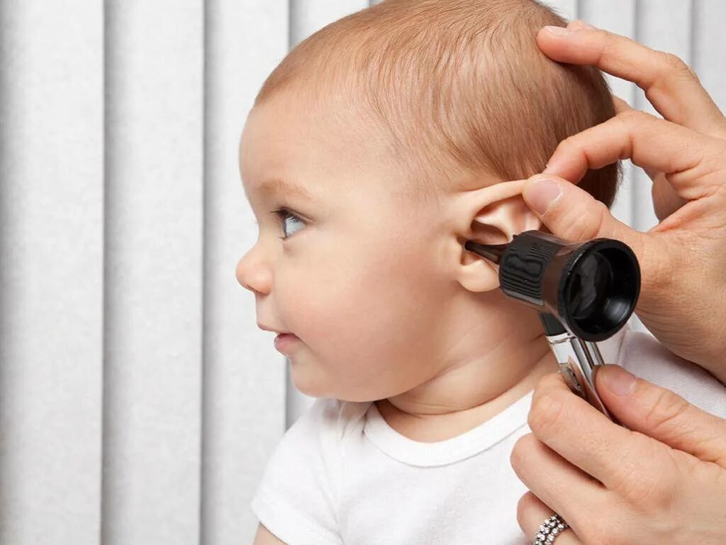 Заболевания на ухе у ребенка. У ребенка в ухе звук. Ребенок на приеме у лора. Евстахиева труба анатомия человека. Острый наружный отит диффузорный.