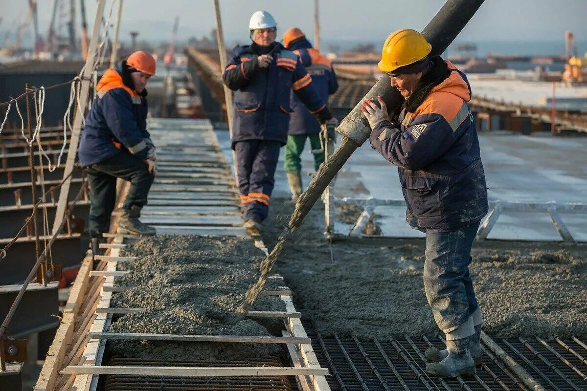 бригада монолитчиков. арматурщик вахта. плотник бетонщик. арматурщик 4 разряда. бетонщик/бригада бетонщиков.
