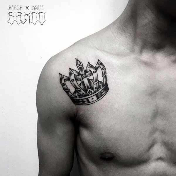 Корона тату мужчин. Тату корона. Тату корона мужская. Татуировки корона для мужчин. Тату корона на грудине мужские.