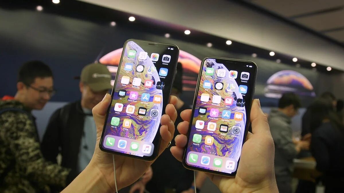 Iphone xs игра. Айфон 10 XS Max селфи. Iphone XS u2. Iphone XS Max в руке. Айфон XS реальное.