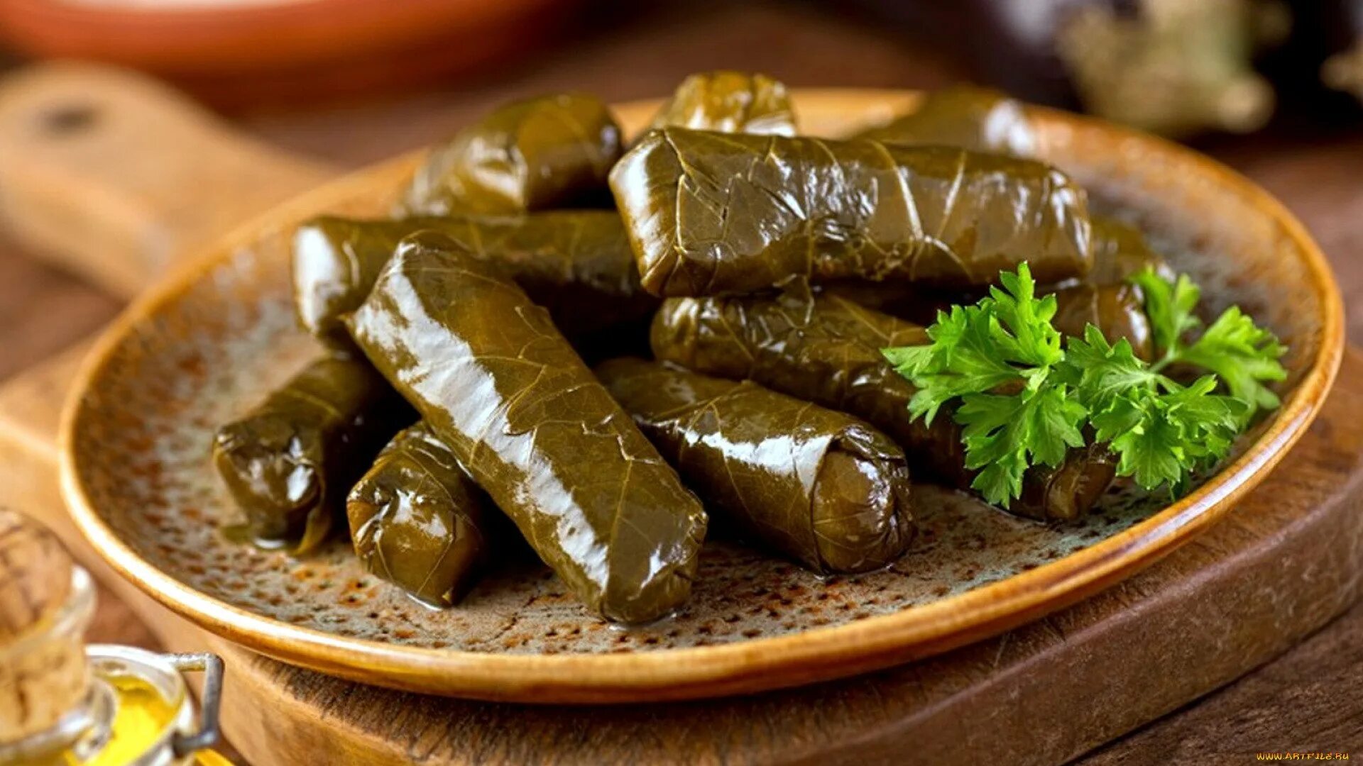 Долма из виноградных листьев по армянски. Сарма долма. Толма армянская виноградных листьев. Толма армянская виноградных листьев. Долма из виноградных листьев по армянски.