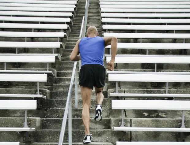 Тяжело подниматься по лестнице. Бег вверх по лестнице. Бег по ступенькам. Ступенька для тренировок. Забегания на лестницу.