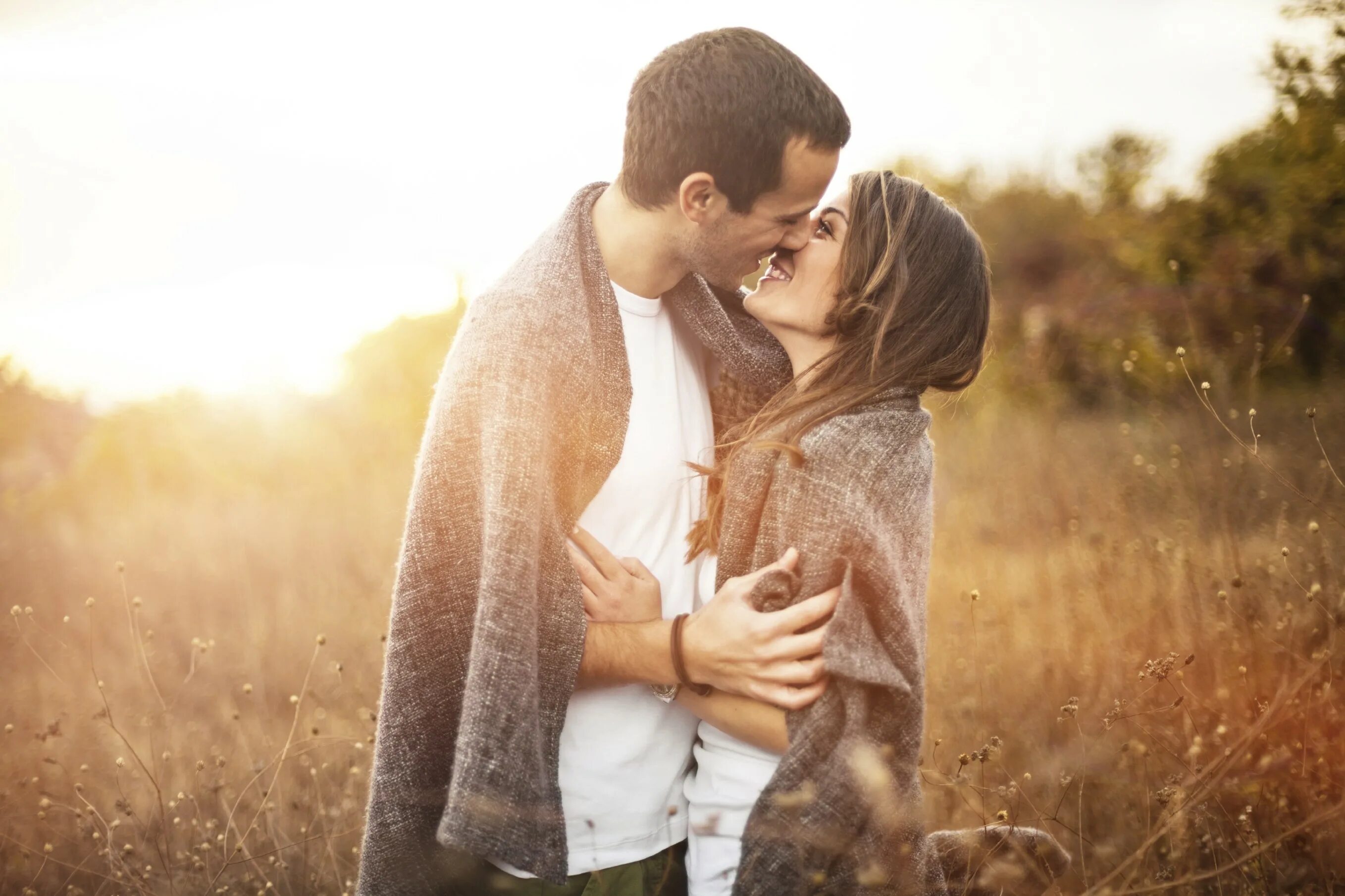 Natural couple. Влюбленные пары. Счастливые влюбленные пары. Пара любовь. Красивые пары влюбленных.