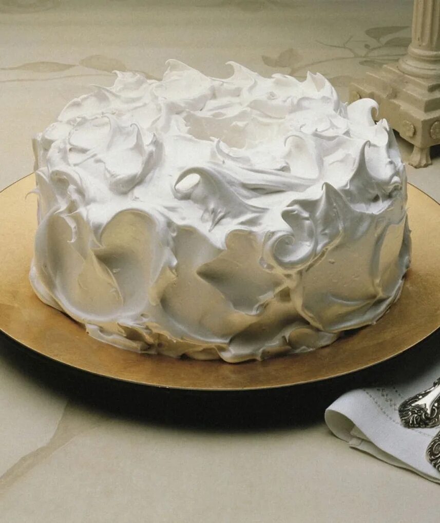 Крем безе для торта. Украшение торта сливками. Украшение торта взбитыми сливками. Украшение торта белым кремом. Тортик из сливочного крема.