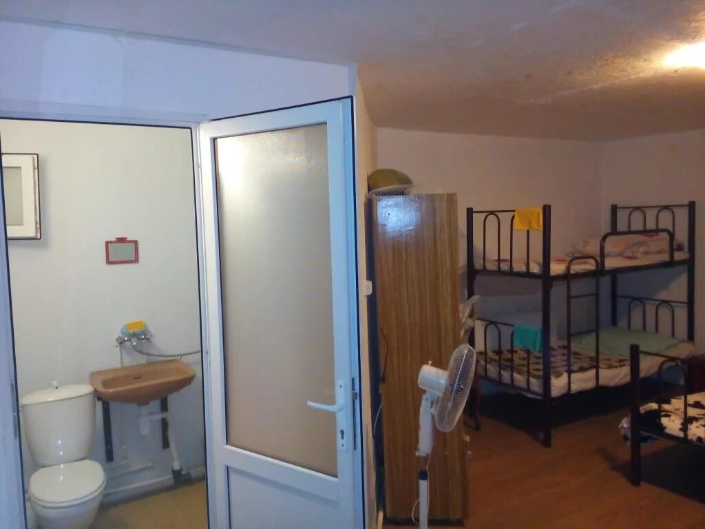 койко место картинка. вшм спбгу общежитие комнаты. жилье для рабочих. снять жилье для рабочих. общежитие для рабочих.