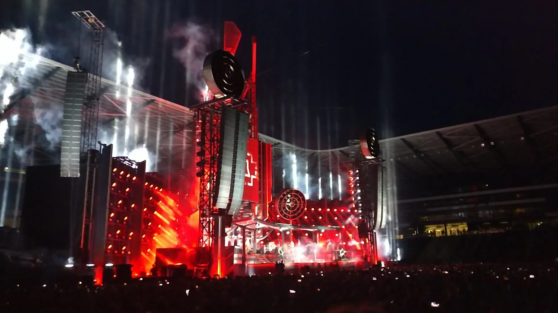 На сцене установленной прямо на площади играют. Сцена Rammstein Tour 2019. Rammstein Stadium Tour. Тоур Раммштайн 2019. Сцена группы Раммштайн 2019.