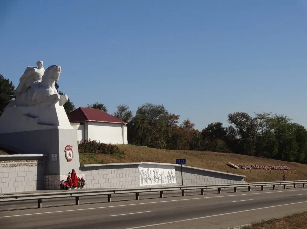 Памятники на трассе м4 Дон. Стеллы на трассе м4 Дон. Журавли на трассе м4 Дон памятник в Ростовской. М 4 ростовская обл