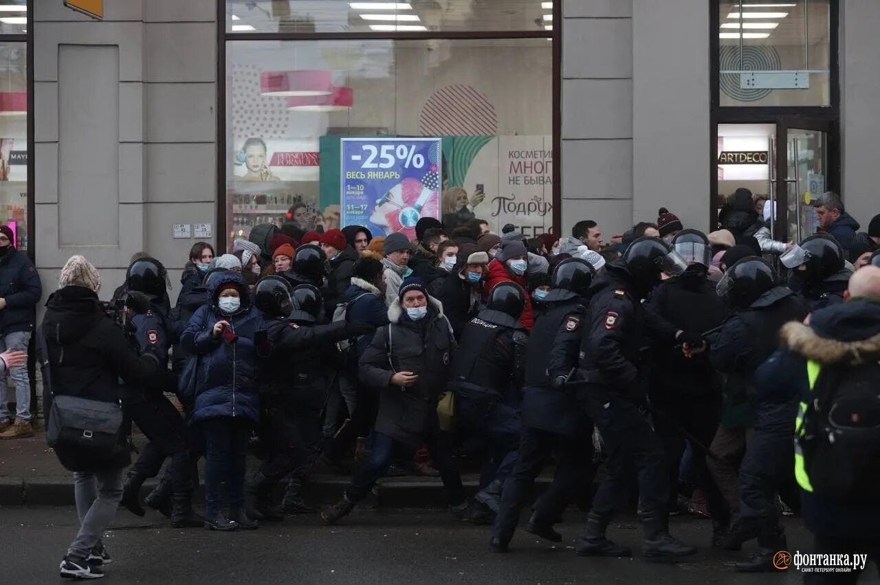 Драка на Сенной площади вчера. Автозак на площади революции. Сенная площадь Санкт-Петербург сейчас перекрыта. Перекрытие Невского в новогоднюю ночь и задержания. Стрельба на сенной