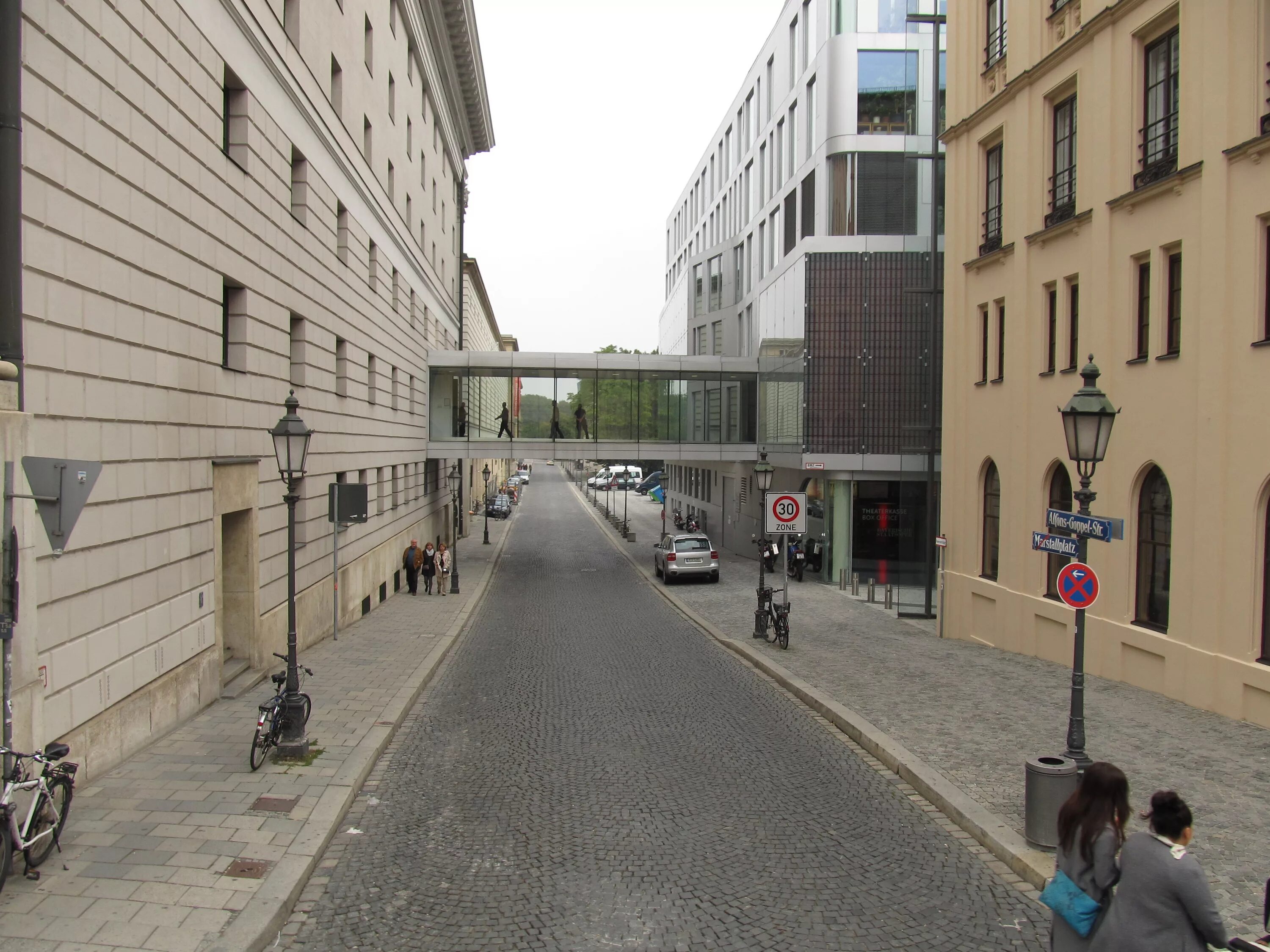 Переход между. Проход между зданиями. Здание на улице. Перекиды между зданиями. Навесной коридор между зданиями.