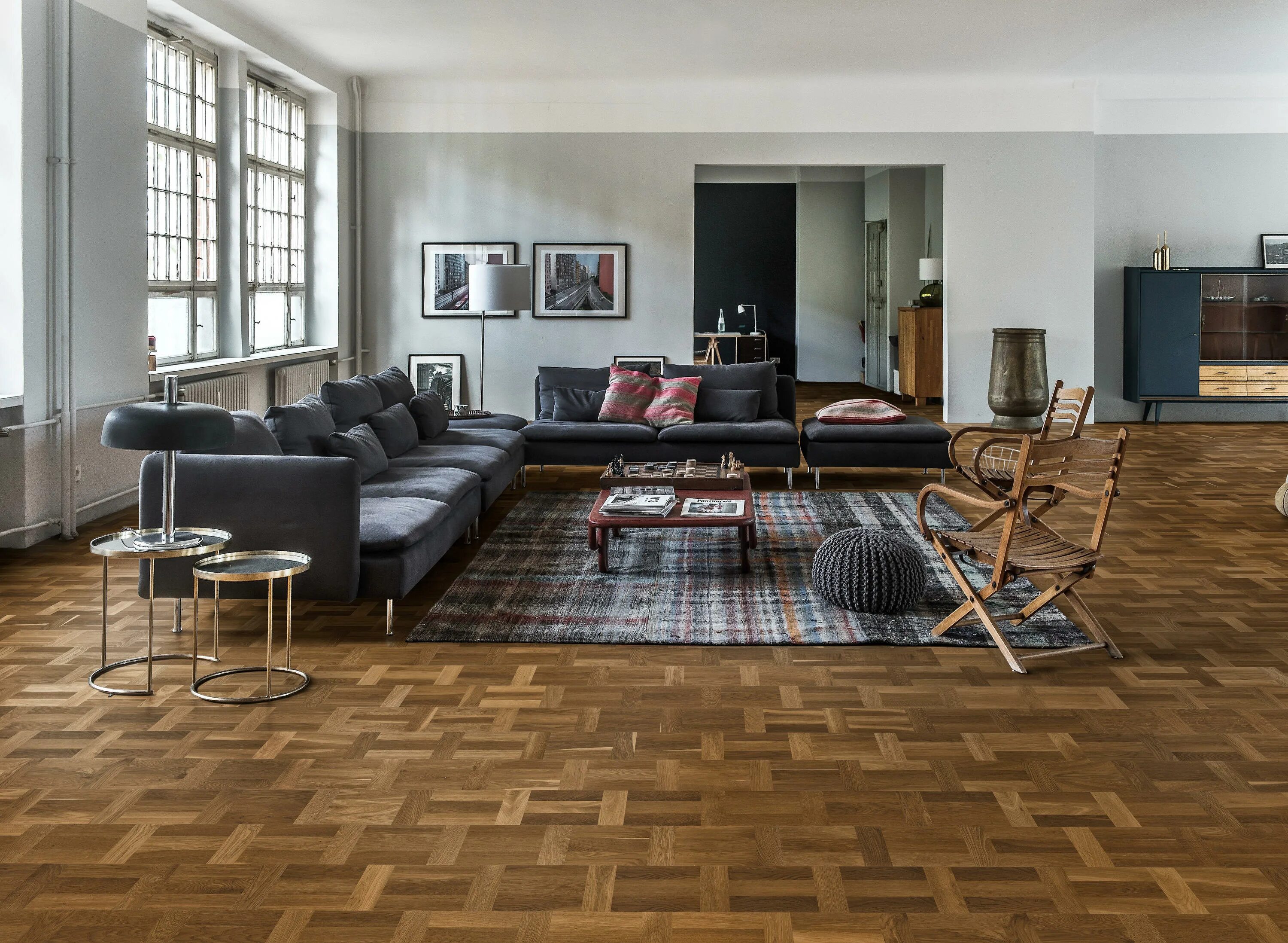 The floor is brown. Шоколадный ламинат в интерьере. The floor is brown. Глинобитный пол в доме. The floor is brown.