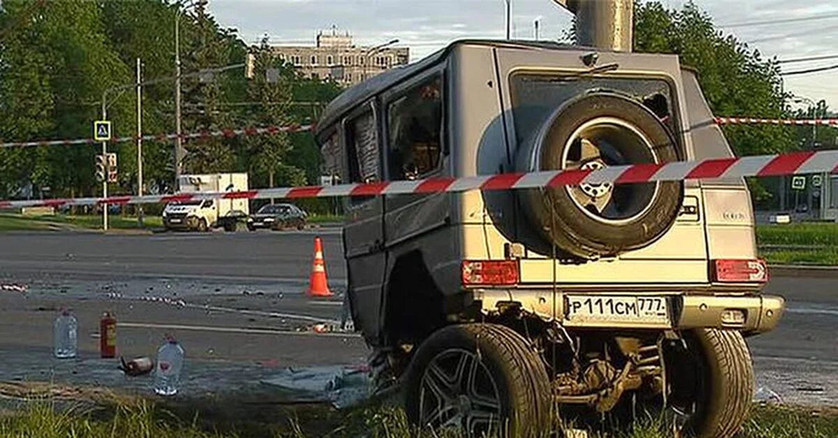 Разбили гелик. Разбитый Мерседес Гелендваген. Мерседес Гелендваген авария. Мерседес Гелендваген ДТП. Мерседес Гелендваген эвакуатор.