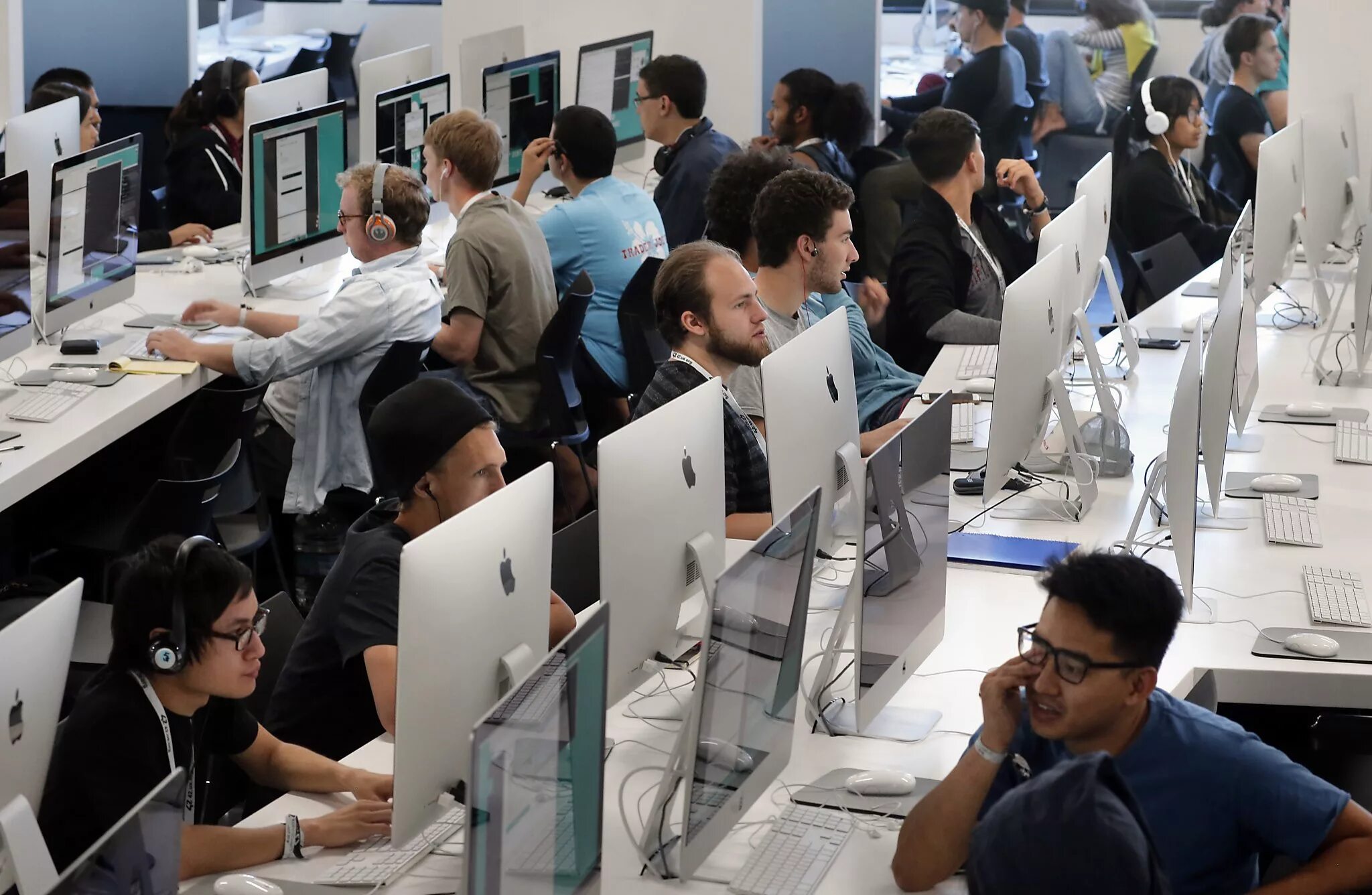 Где поработать на компьютере. Много людей в офисе. Человек за компьютером. Много людей за компьютерами. Люди сидят за компьютером в офисе.