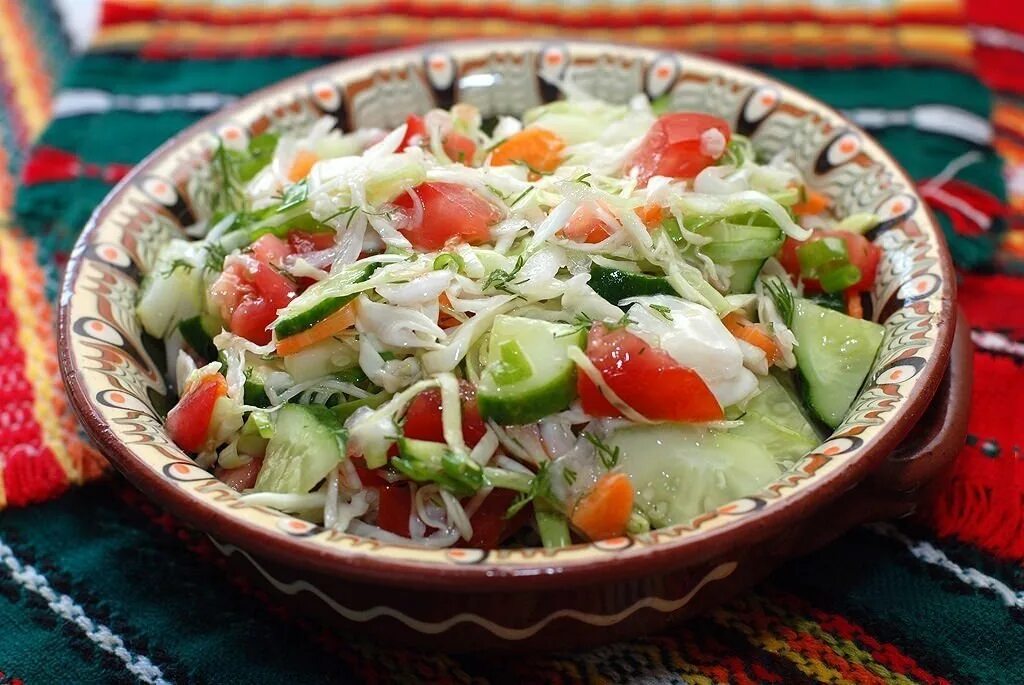Витаминный (капуста, перец, огурец, морковь) 100г - 35р. Овощной салат. Овощной салат с капустой. Салат витаминный.