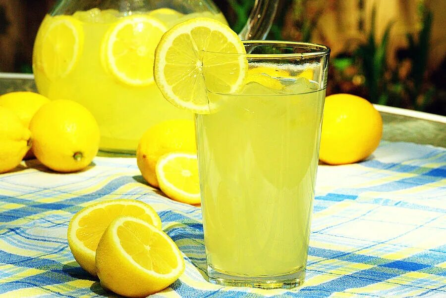 Если жизнь лимон лимонад. Limonata. Лимонад Fresh Lemon. Желтый лимонад. Домашний лимонад.