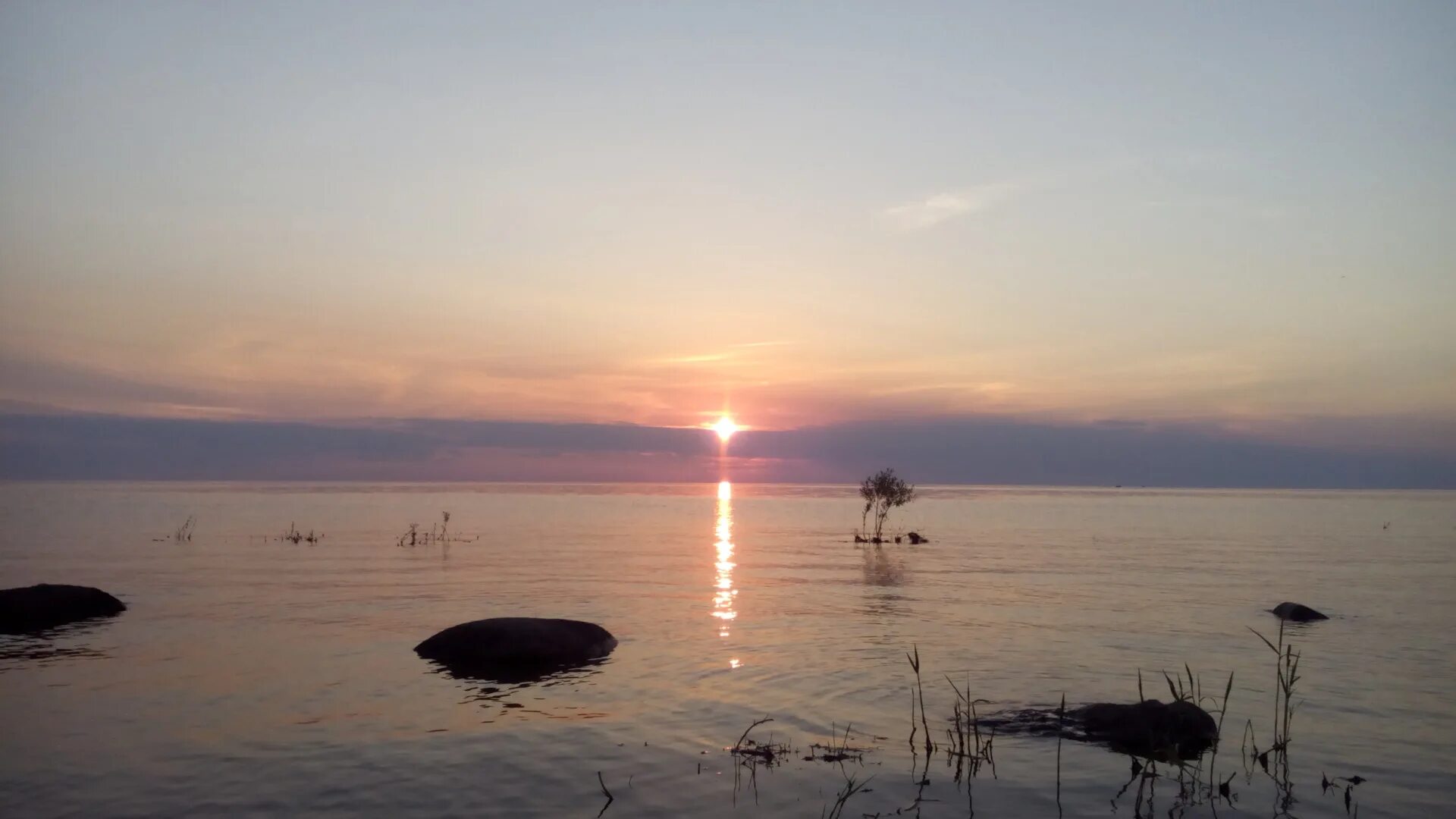 Рыбинское водохранилище замор. Предзакатное на Рыбинском водохранилище. Закат на водохранилище. Закат на Мингечаурском водохранилище фото. Солнце садится в Рыбинское море.