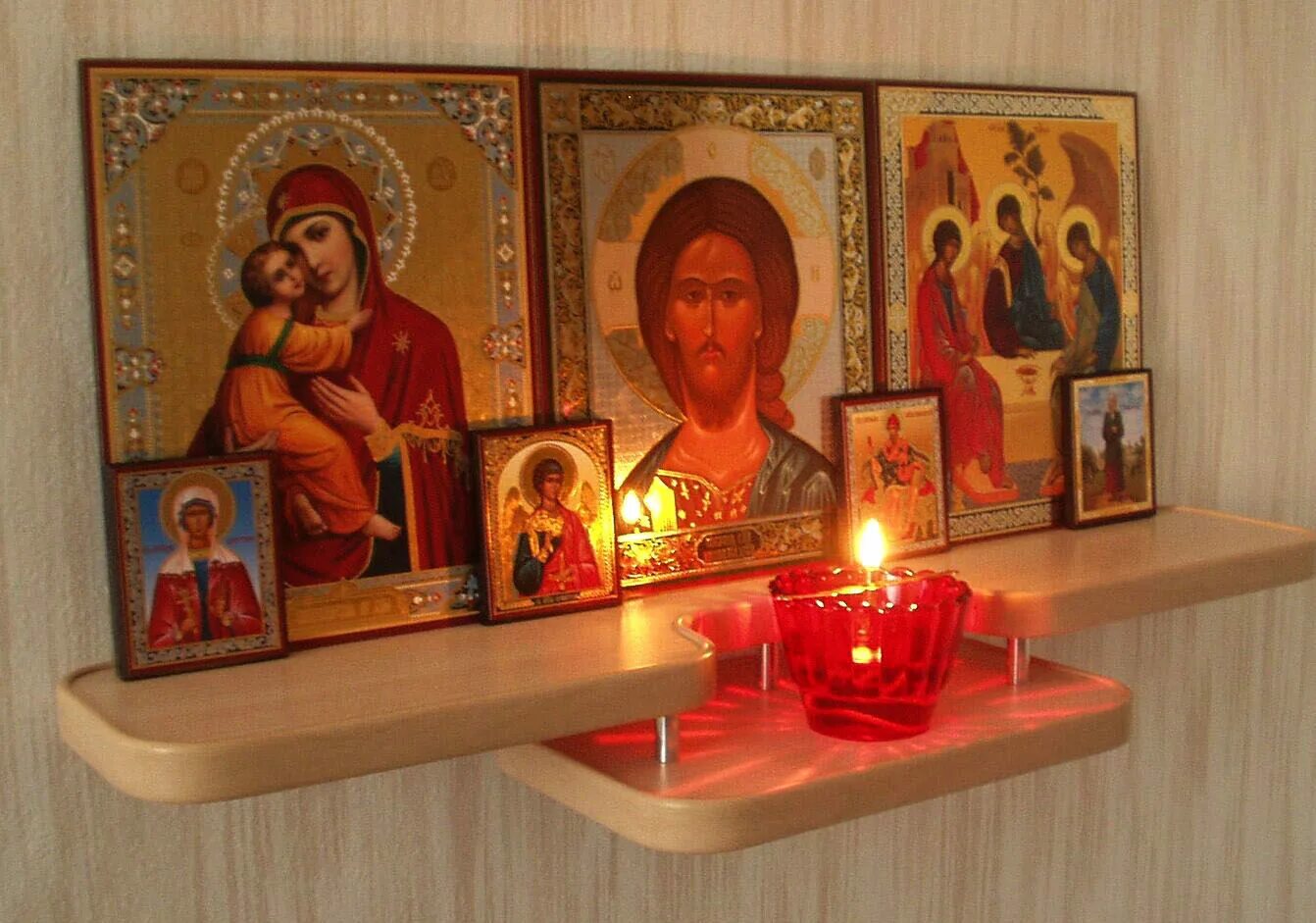 Где правильно ставить иконы. Иконы в доме. красный уголок в квартире. уголок для икон. православные иконы в доме.