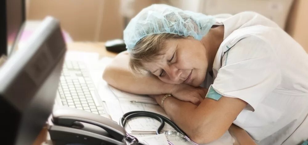 How to ask working hours. Женщина вечером в офисе. Работа в ночное время. Картинка work shifts. Do shift work.